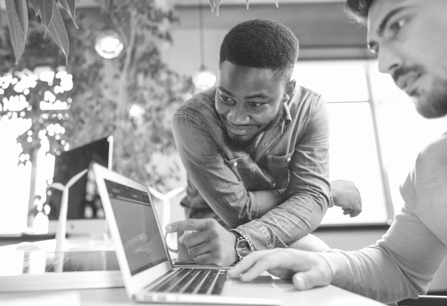 Profesionales analizando datos financieros en tiempo real