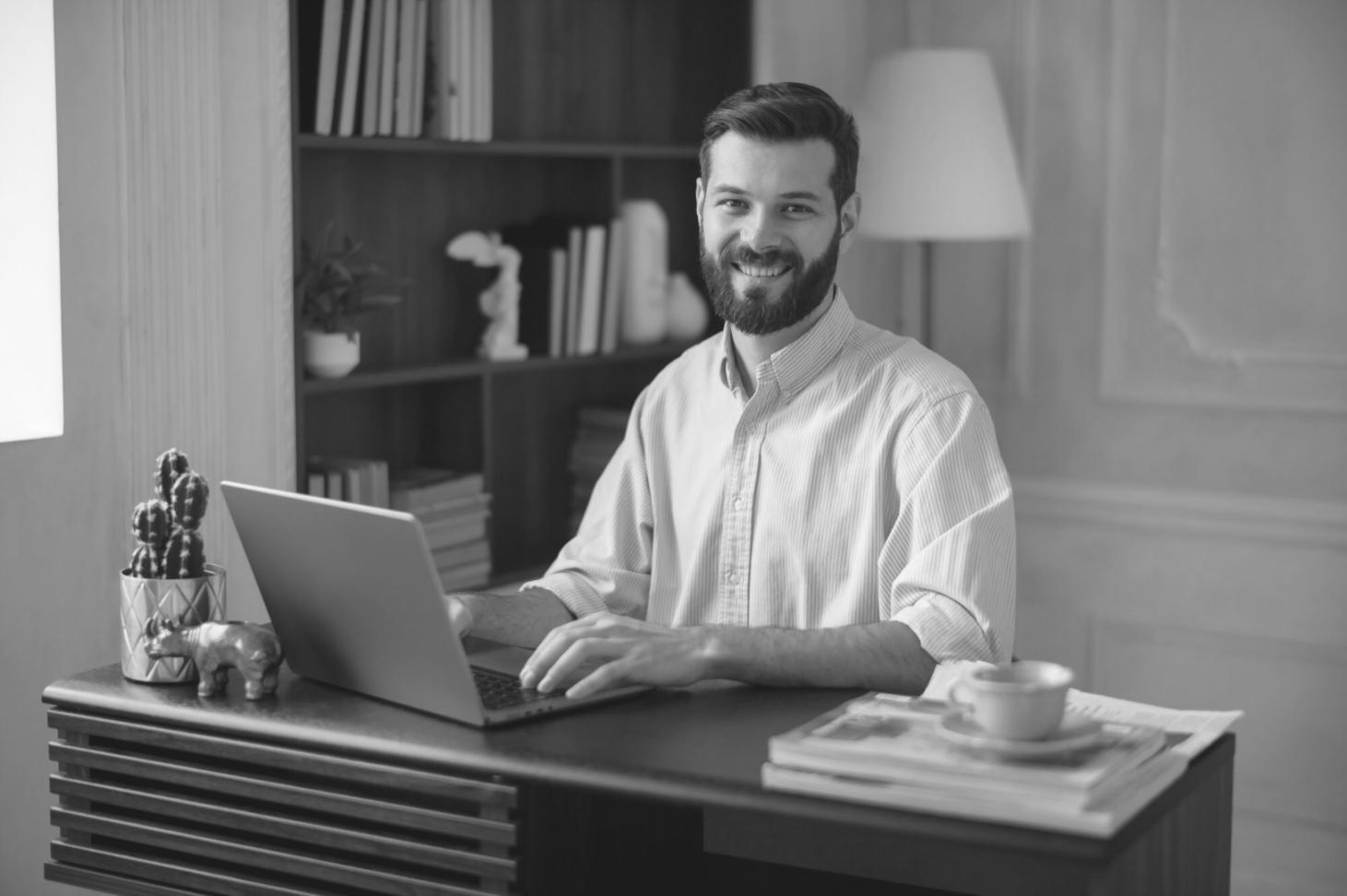 Profesionales trabajando con herramientas financieras modernas