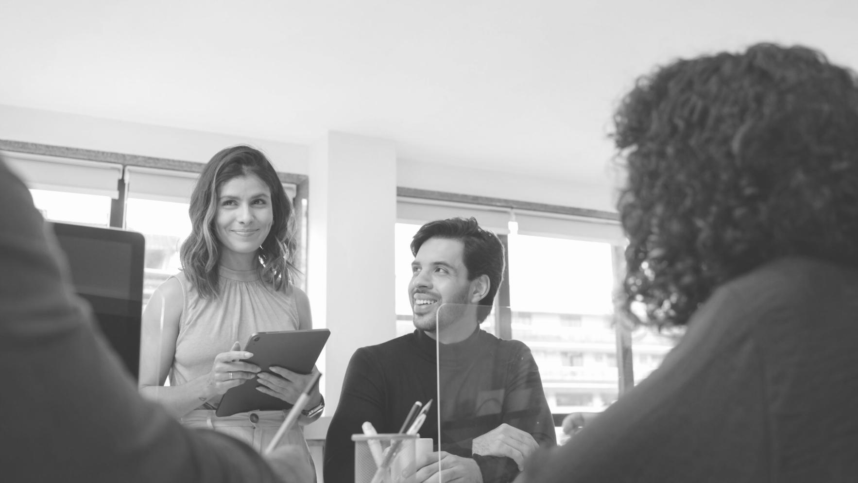 Estudiantes aplicando herramientas financieras en proyectos reales